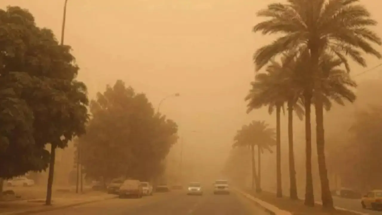 عاصفة غبارية تضرب السعودية وتتسبب في انعدام الرؤية بـ10 مناطق